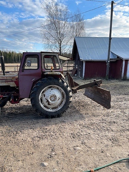 International Harvester 434 dieseltraktori lumiauralla