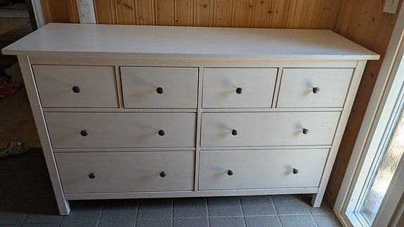 Valkoinen Ikea Hemnes lipasto
