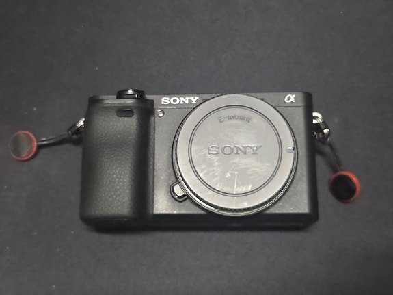 Sony A6400 ja kaksi objektiivia sekä tarvikkeet