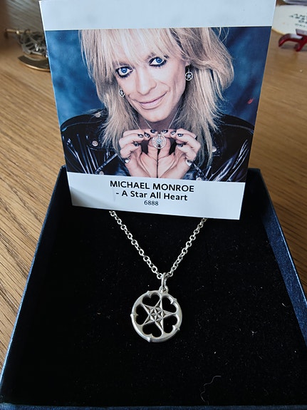 Kalevala & Michael Monroe: A Star All Heart hopeinen riipus