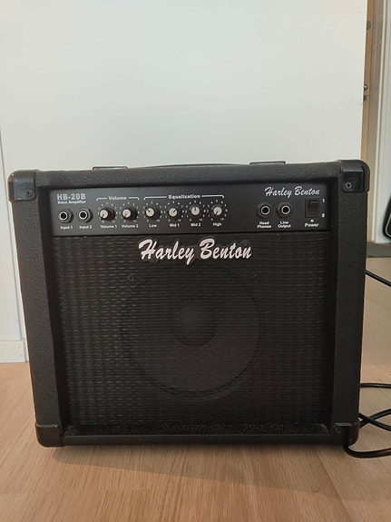 Harley Benton HB-20B kitara-/bassovahvistin