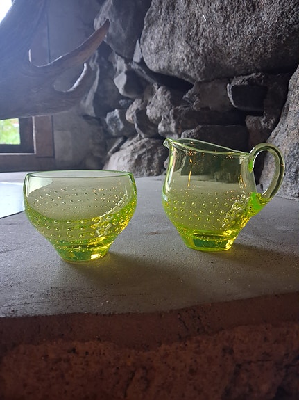 Riihimäen lasin kermakko ja sokerikko. Uraanilasia.
