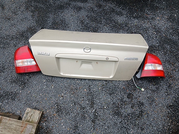 Mazda takaluukku ja takavalot323 .