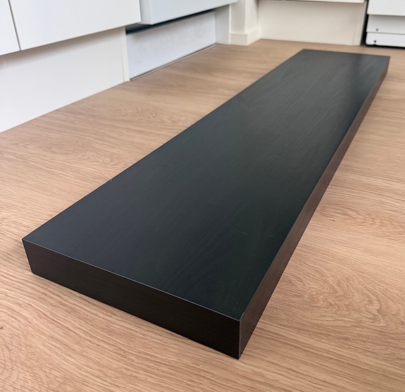 Kaksi Ikean Lack seinähyllyä, mustanruskea 110x26
