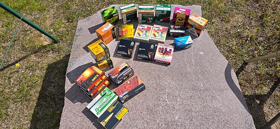 Haulikon 12 cal. ja Hirvikiväärin 30-06 panoksia.