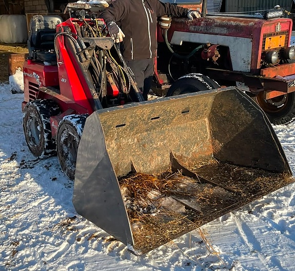 Agromatic 740 pienkuormaaja kauhalla ja lumiauralla
