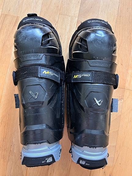 Bauer M5 Pro jääkiekkosäärisuojat JR 11" / 28 cm musta