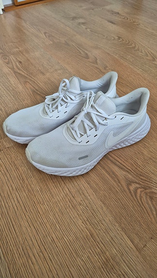 Valkoiset Nike Revolution 5 -juoksukengät/tennarit, koko 44.5