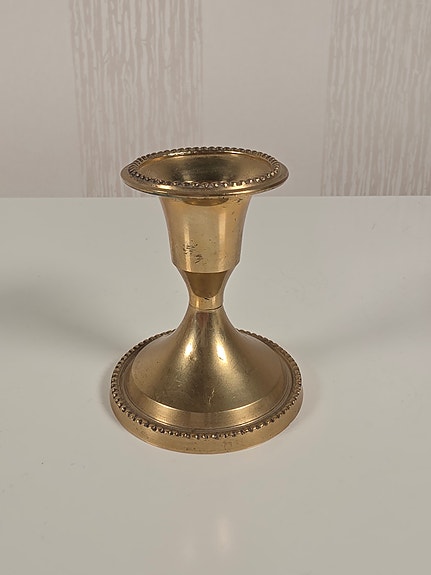 Vanha messinkinen kynttilänjalka, kork. 7 cm.