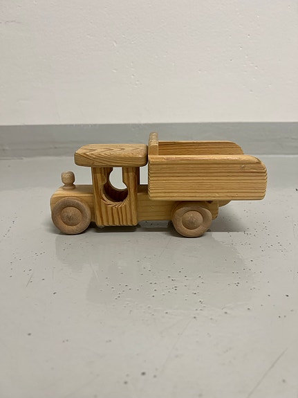 Vintage puinen kippiauto / kuorma-auto