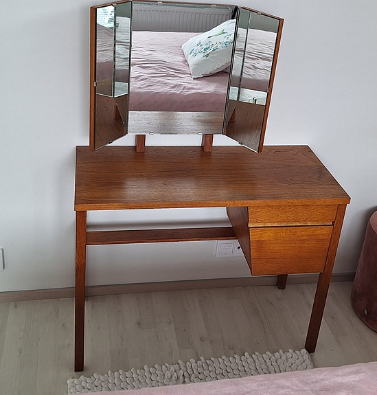 Vanha kaunis kampauspöytä