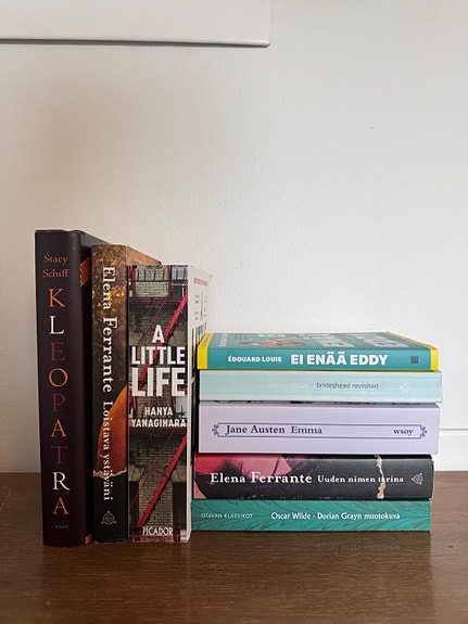 Myynnissä eri kirjoja (Ferrante, Yanagihara, Austen, Wilde ym.)