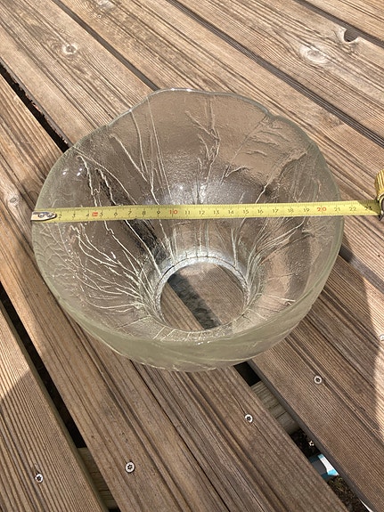 Humppilan lasin Heiniä kainalossa kulho
