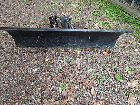 Lumilevy / puskulevy mönkijään tai pienkoneeseen