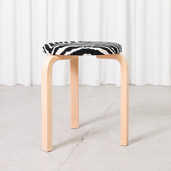 Alvar Aalto Jakkara 60 Zebra verhoilulla, Artek