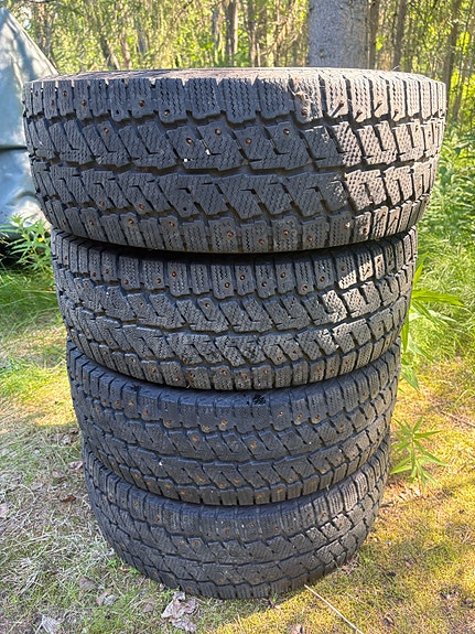 Pakettiauton nastarenkaat