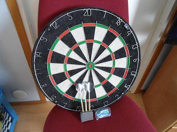 Darts taulu ja tikat
