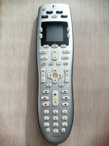 Opettava kaukosäädin Logitech Harmony 600, toimi OK!