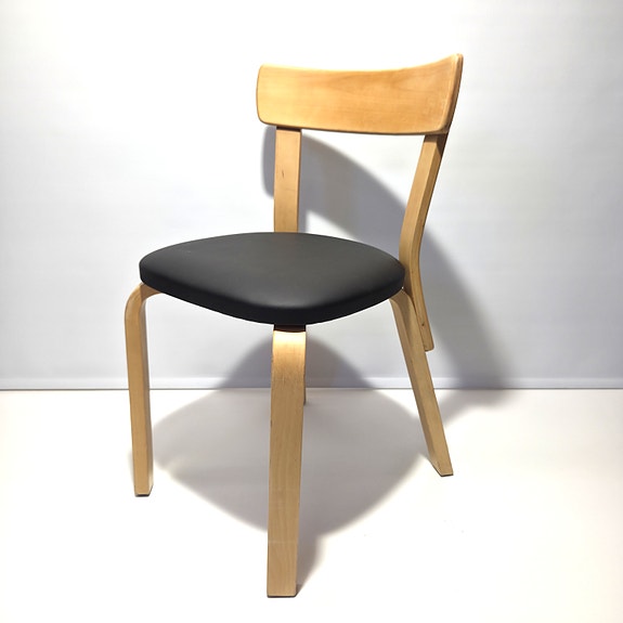 Artek 69 tuoli, koivu/musta nahkaverhoilu