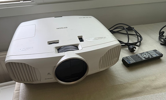 Videotykki Epson LCD Projector, malli H589B