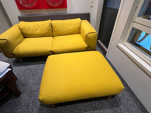 Muuto keltainen sohva ja rahi