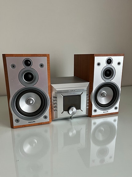 Philips stereosarja kaiuttimilla (radio, CD-soitin; kello)