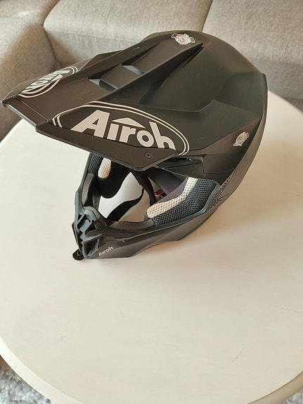 Airoh twist -kypärä M