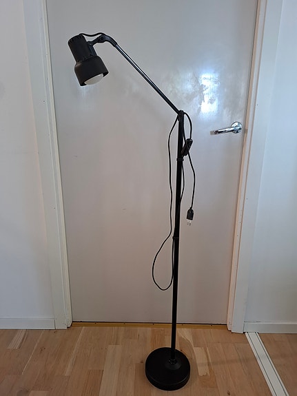 Musta jalkalamppu (n. 140 cm)