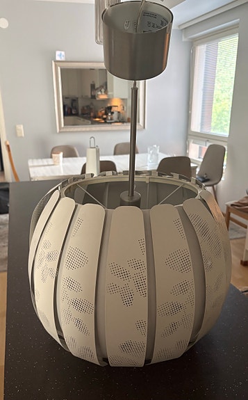 IKEA valkoinen metallinen valaisin