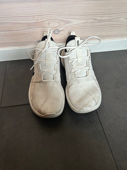 Nike lenkkarit koko 45 valkoinen