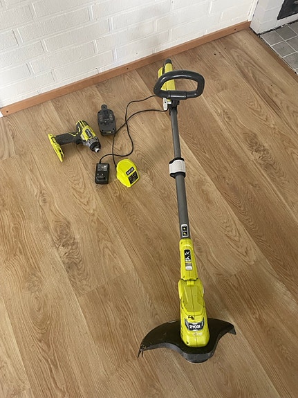 Ryobi ONE+ 18V setti – ruohotrimmeri, iskuväännin, akku ja laturi