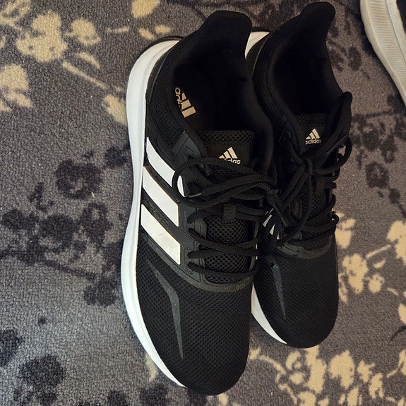 Adidaksen miesten kengät koko 45 1/3