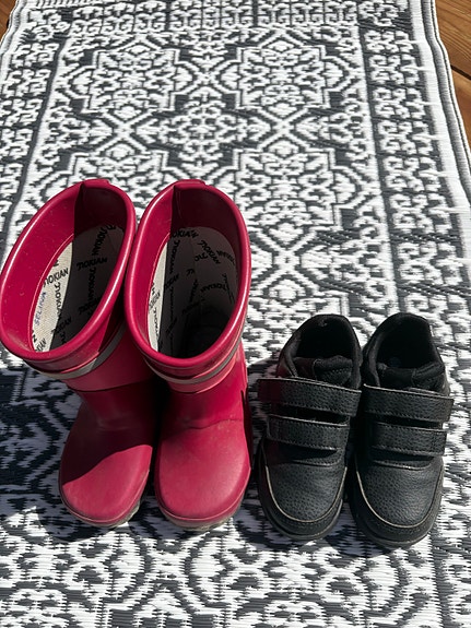 Nokian kumpparit ja Adidas lenkkarit, koko 24