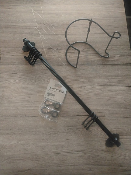 Ikea musta tanko koukuilla