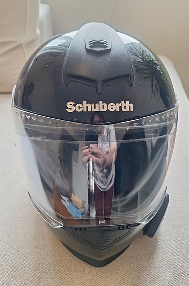 Schuberth S2 kypärä musta ja Cardo Freecom 4-kypäräpuhelin