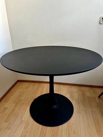 Musta pyöreä ruokapöytä