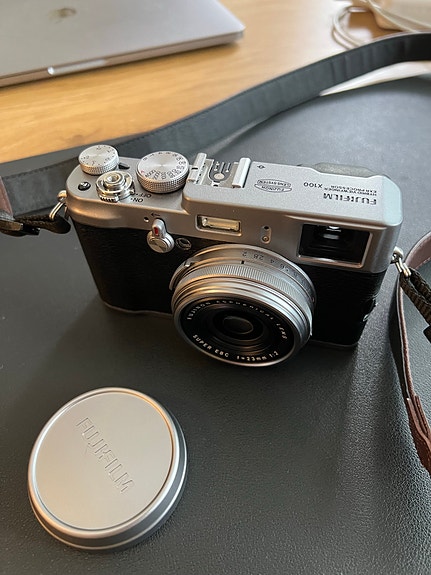 Fujifilm X100 digikamera hopea musta