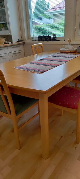 iso ruokapöytä