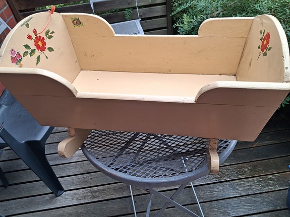 Vanha käsintehty nuken kehto
