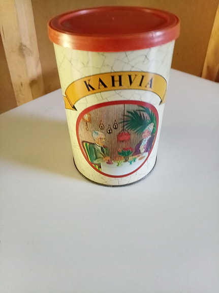 Kahvia peltipurkki