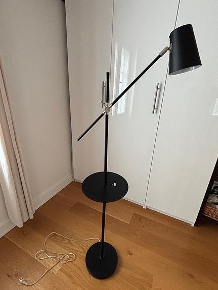 Musta lattiavalaisin USB-latauspaikalla