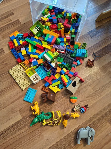 Lego Duplo -palikoita (lähes 22 litraa) ja eläinhahmoja