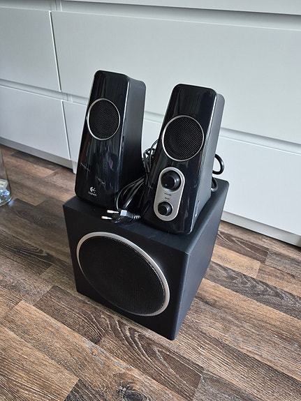 Logitech 2.1 kaiutinjärjestelmä