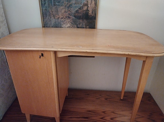 Vaalea puinen Vintage/Retro kirjoituspöytä kaapilla, ns. munuaismallinen
