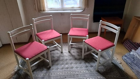 Valkoiset ruokapöydän tuolit punaisella istuimella, 4 kpl