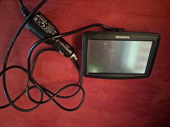 TomTom XL autonavigaattori laturilla