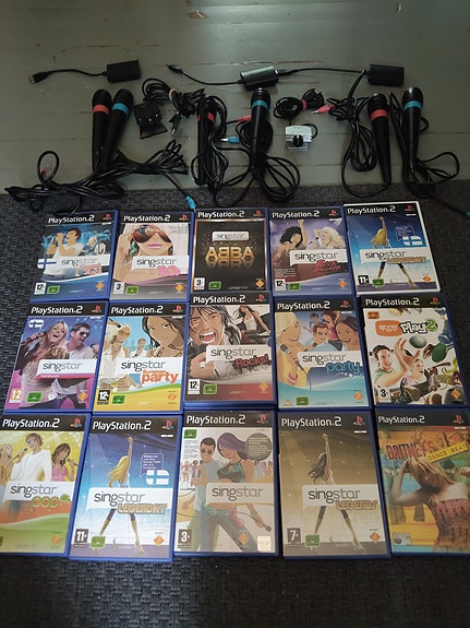 PlayStation 2 SingStar -pelipaketti ja mikrofonit