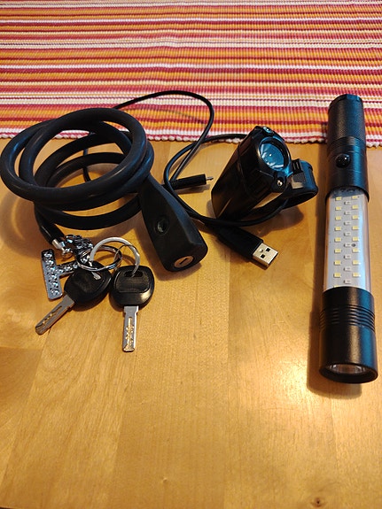 Pyörän lukko ja valot ynnä taskulamppu