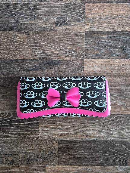 Musta-pinkki lompakko nyrkkirauta kuviolla