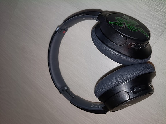 Sony langattomat kuulokkeet (kohinanvaimennuksella)
